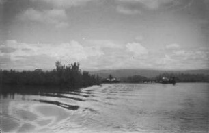 Ufer : Blick von einem Schiff auf ein Ufer