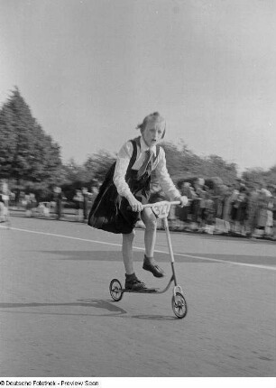 Mädchen beim Rollerrennen