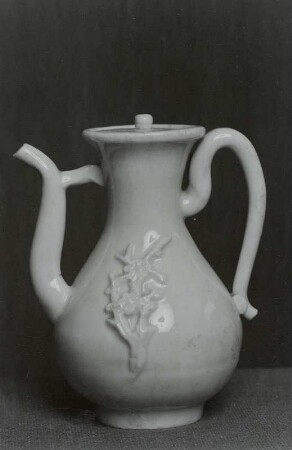 Wasserkännchen mit Blumenreliefs