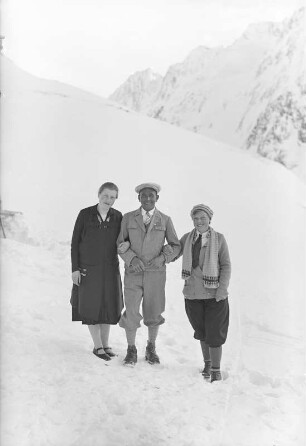 Mann mit zwei Frauen im verschneiten Hochgebirge