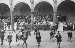 Turnierspiele 1936 : Dresden, Stallhof, Turnierspiele. Aufritt zum Turnier, Ritter im Harnisch