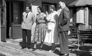St. Moritz: Gruppen auf der Terrasse; Vordergrund Fenster