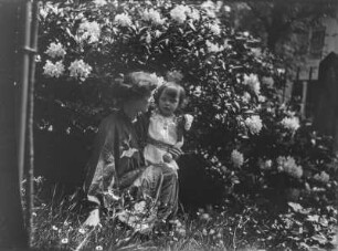 Elfriede Apel und Tochter : Portrait Elfriede Apel mit ihrer Tochter Friederike