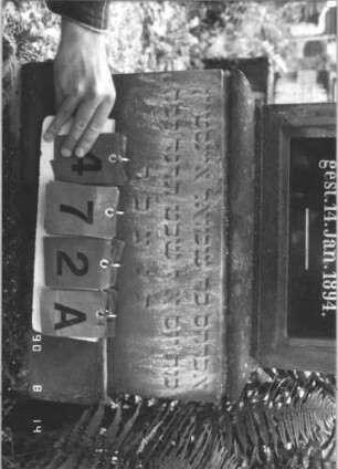 Grabstein 472 (Index: 99787770) Material: Sandstein und polierter Granit Zustand: oberer Teil abgeschlagen, leicht verwittert Maße HxBxT: 181x64x29 cm Besonderheit: Schrift weiß: Grabstein 472A