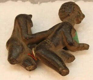Symplegma zwischen stehendem Mann und hockender Frau
