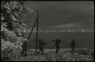 Vier Soldaten mit Maschinengewehr