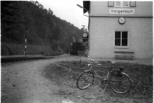 Haigerloch, Bahnhof, erbaut 1901, aufgestockt 1912, seit 2001 islamischer Andachtsraum, im Vordergrund Fahrrad von Botho Walldorf