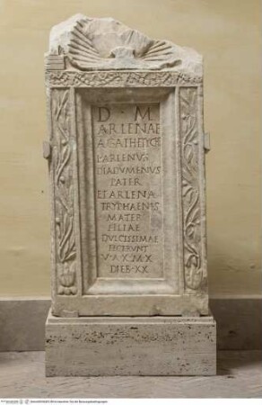 Stele mit Grabinschrift "...D(is) M(anibus) // ARLENAE..."