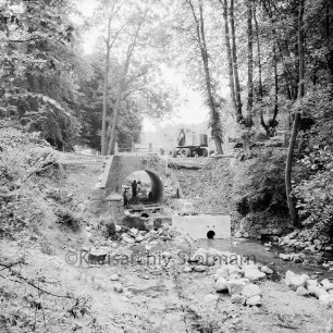 Brücke des Mühlenredder über dem Abfluss des Schlossgrabens: Renovierung: Seitenansicht von Norden: kein Durchfluss: Kran mit Greifarm, Arbeiter, Baumaterial: rechts unterhalb der Brücke neues Grundablassrohr