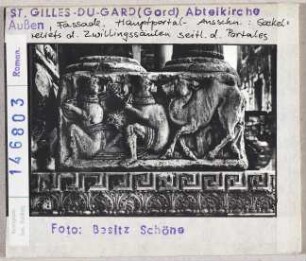 Saint-Gilles-du-Gard: Abteikirche, Westfassade, Hauptportal, Sockelreliefs der Zwillingssäulen