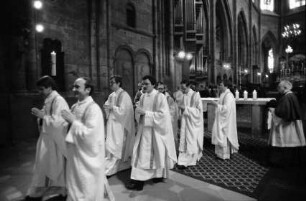 Freiburg: Priesterweihe im Münster, Auszug der Priester