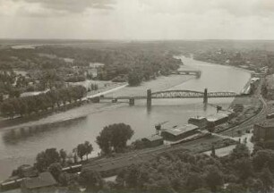 Magdeburg, Blick über die Elbe : Blick vom Nordwest-Turm des Domes über Elbbahnhof, Elbe, Eisenbahnbrücke und Relikt der Sternbrücke