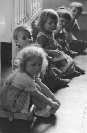 Jahna. LPG-Kindergarten. Kinder auf dem Töpfchen