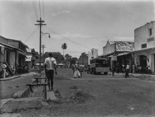Geschäftsstraße : Personen auf einer Geschäftsstraße in Monrovia.