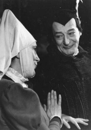 Hamburg. Die Schauspieler Charlotte Kramm (1900-1971) in der Rolle der Marthe und Wolf von Beneckendorff (1891-1960) in der Rolle des Mephisto während einer Aufführung des "Urfaust" von Johann Wolfgang von Goethe imThalia-Theater 1946