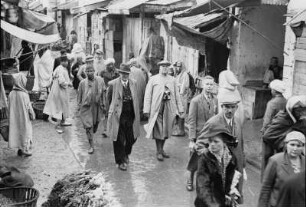 Reisefotos Algerien. Algier. Straßenbild mit Touristen in der Altstadt