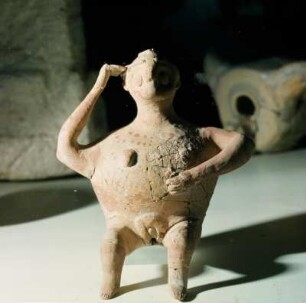 Iraklion. Archäologisches Museum, V 2. Rhyton, Terrakotta. Thronende Göttin, nackt; Adorationsgestus, rot bemalt, Ende 3. Jt. v. Chr