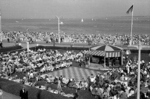 Travemünde: Cafégarten vor dem Casino, von oben mit Promenade und Meer