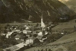 Holzgau (Österreich / Tirol). Ortsansicht