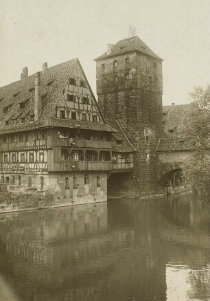 Nürnberg. Wasserturm (1320/1325) mit Weinstadel (1446/1448) und Henkersteg, Blick von Südwesten über die Pegnitz