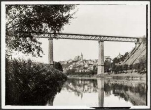 Znaim (Znojmo, Tschechische Republik). Blick auf die Stadt mit Eisenbahnbrücke über die Thaya