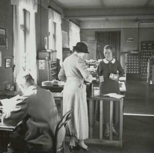 Benutzerin bei Abholung/Rückgabe von Lichtbildreihen, Sächsische Landesbildstelle, um 1937