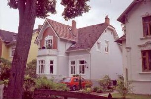 Bismarckallee (18): Stadtvilla: Straßenfront mit Quergiebel, Auslucht und Altan: Giebelseite