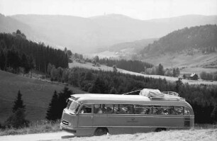 Bärental: Postbus mit Blick zum Feldberg