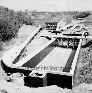 Zentralklärwerk: Anna-Heitmann-Weg: Belebungsbecken im Bau: hinten Mitte Trave: 23. Mai 1963