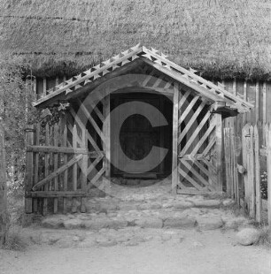 Holzzaun und Lattenportal an einem Bauernhaus im Freilichtmuseum Wdzydze