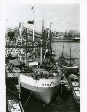 Hamburg. Hafen. Der brittische Schüttgutfrachter "Wanstead" wird entladen. Die Ladung wird mittels Elevator auf Leichter verbracht