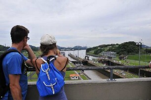 Miraflores-Kanalschleuse : Am 80 km langen Panama-Kanal vom Atlantik zum Pazifik können Besucher in der Miraflores-Schleuse die Durchfahrt großer Containerschiffe beobachten. Aufgenommen am 15. September 2011