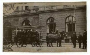 Feuerwehrwagen (von Pferden gezogen) vor der Harmonie