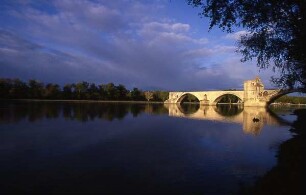 Avignon - Rhônebrücke : Historische Brücke über den Fluß Rhône, aufgenommen ca. 2001