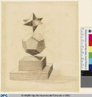 Zwei stereometrische Körper (Sternenkörper und Polyeder) auf einem Unterbau aus Quadern mit pyramidalen Abschluss