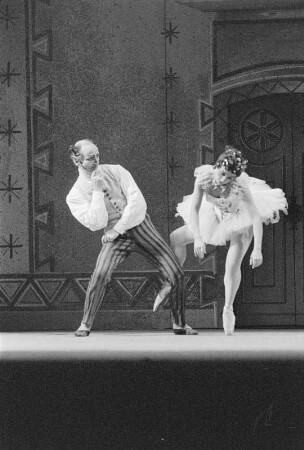 Szenenbilder aus dem Ballett "Coppelia" von L. Delibes, Libretto A. Saint-Léon und Ch. Nuitter, Deutsche Staasoper Berlin, Premiere 31.05.1956 : Ballett in drei Bildern