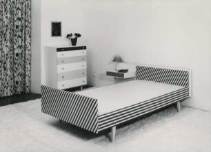 Bett mit Nachttisch "Mod. 21 913" und Kommode "Mod. 21 912" von Josef Hillerbrand