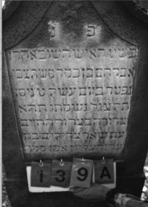 Grabstein 139 (Index: 99795636) Maße HxBxT: 116x59x9 cm Symbolik: Stern: Grabstein 139A