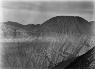 Der Krater des Bromo : Blick in den Krater des Bromo. Hinter dem Kraterrand der Kegel des Batak.