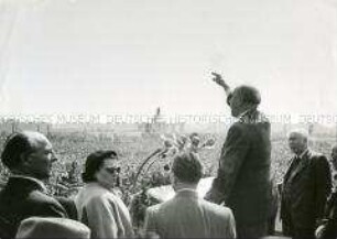 Kundgebung zum 1.Mai 1952 auf dem Platz der Republik vor dem Berliner Reichstag