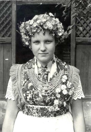 """Halbdeutsche"" Schleifer Tracht aus Rohne, Brautjungfer" : Kleidung - Schleifer Tracht. Ort: Rowno / Rohne. "Halbdeutsche" Schleifer Tracht. Brautjungfer (družka) zur jungen Hochzeit, ledige Patin.