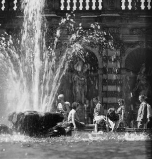 Dresden-Altstadt. Zwinger (1709-1728; M. D. Pöppelmann, B. Permoser). Nymphenbad. Besucher am Brunnenbecken