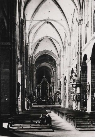 Worms. Dom St. Peter. Blick in das Mittelschiff nach Osten des im 12. Jh im romanischen Stil errichteten Doms