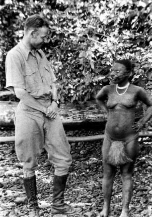 Egon Eickstedt mit Margi (Deutsche Indien-Expedition 1926/1929 - 4. Andamanen)