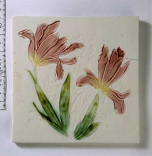 Jugendstilfliese mit floralem Muster