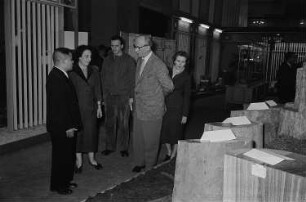 Johannes Dieckmann mit Vertretern der vietnamesischen Messedelegation - Messerundgang