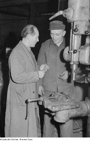 Arbeiter an einer Maschine
