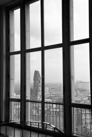 Berlin: Blick vom Treppenhaus auf Ruine der Gedächtniskirche