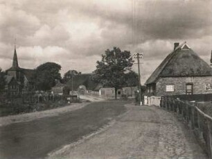 Belau bei Wankendorf. Dorfstraße. Blick zur Kirche