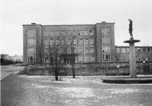 Deutsche Demokratische Republik. Forschungsinstitut, Haupteingangsfront. Ansicht mit Platzanlage und Zierbrunnen